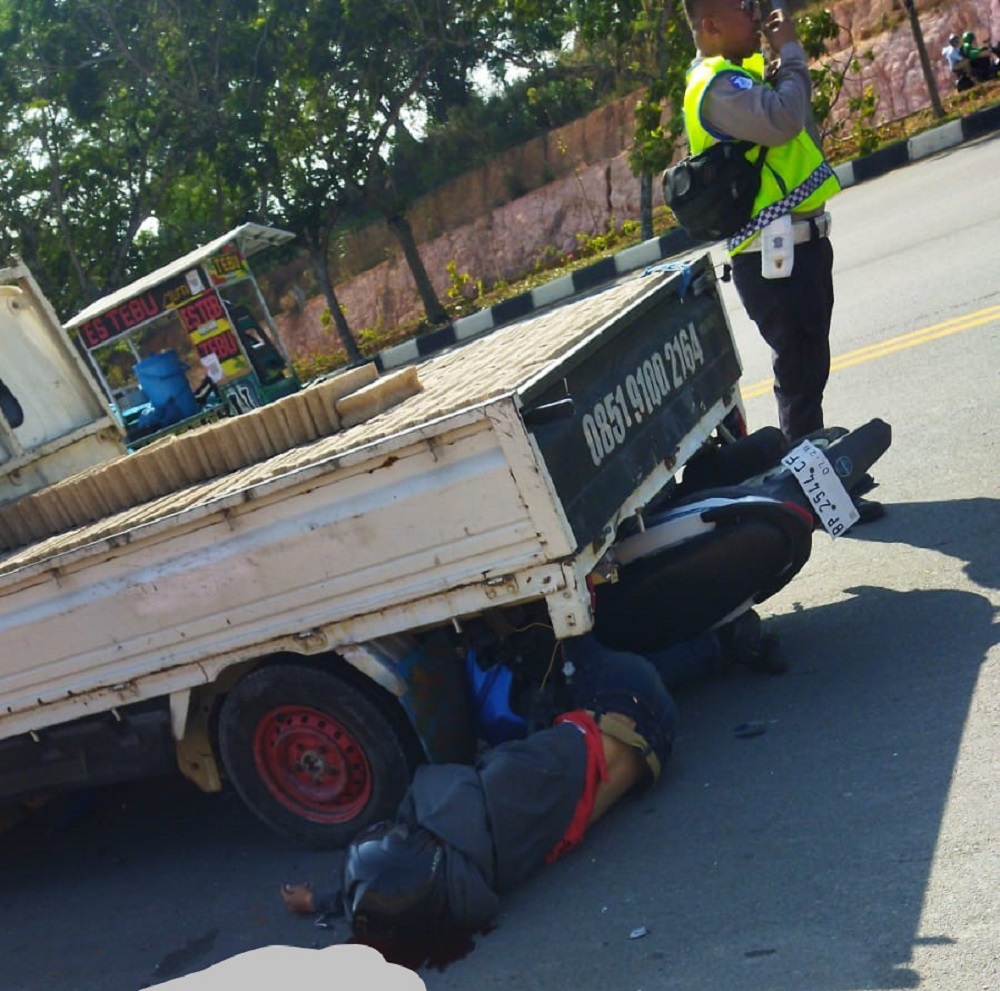 Kecelakaan lalu lintas di Jalan Hang Tuah Batam dekat Bandara Hang Nadim. Seorang pemotor terlindas truk Jumat (20/3). F. Istimewa