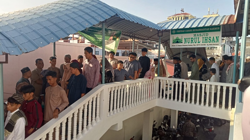 Warga Muhammadiyah di Karimun saat melaksanakan Salat Idulfitri 1447 Hijriah di Masjid Nurul Ihsan, Jumat (20/3) pagi. F. Tri Haryono/Batam Pos