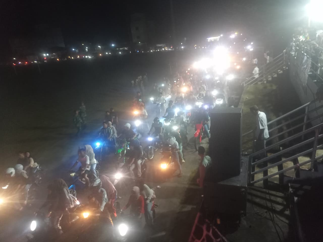 Ratusan kendaraan memadati jalan Dabo Singkep pada malam Takbiran 1 Syawal 1447 Hijriah, Jumat malam (20/3). F. Vatawari/BATAM POS