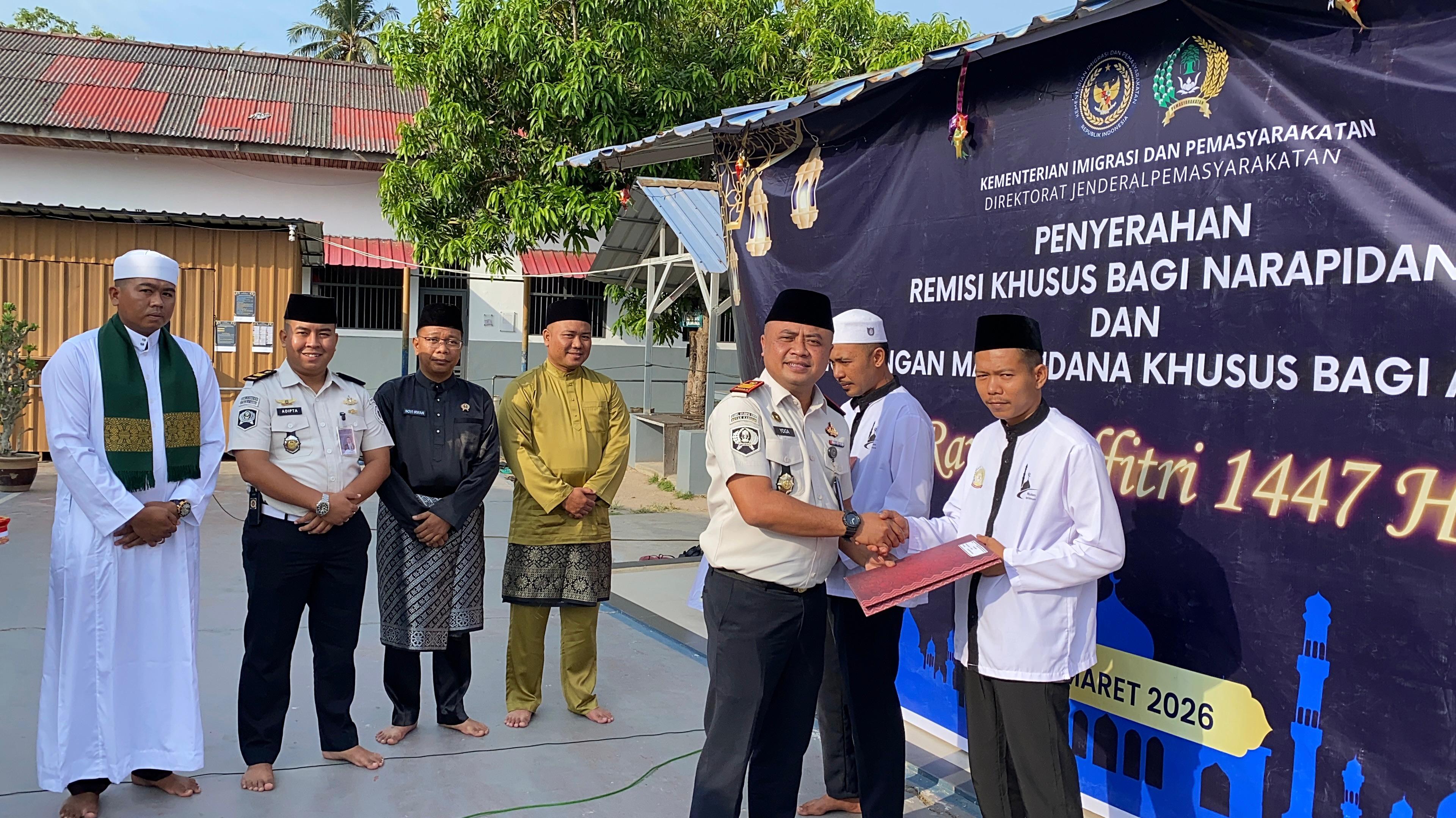  Kepala Kantor Riyan Kelas II B Tanjungbalai Karimun, Yoga menyerahkan remisi kepada perwakilan warga binaan. F Sandi Pramosinto/Batam Pos
