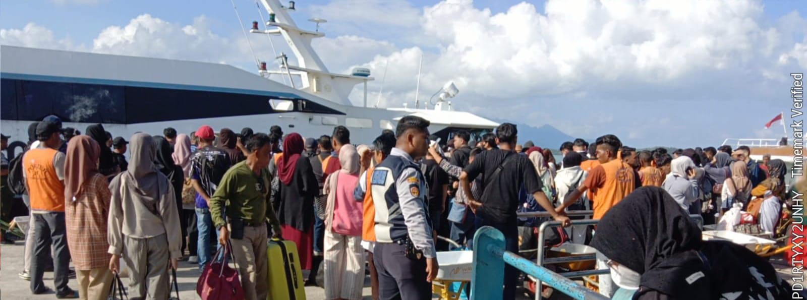 Kondisi penumpang yang datang di pelabuhan Jagoh pada H-2 IdulFitri 1447 Hijriah, Kamis (19/3). F. Vatawari/BATAM POS