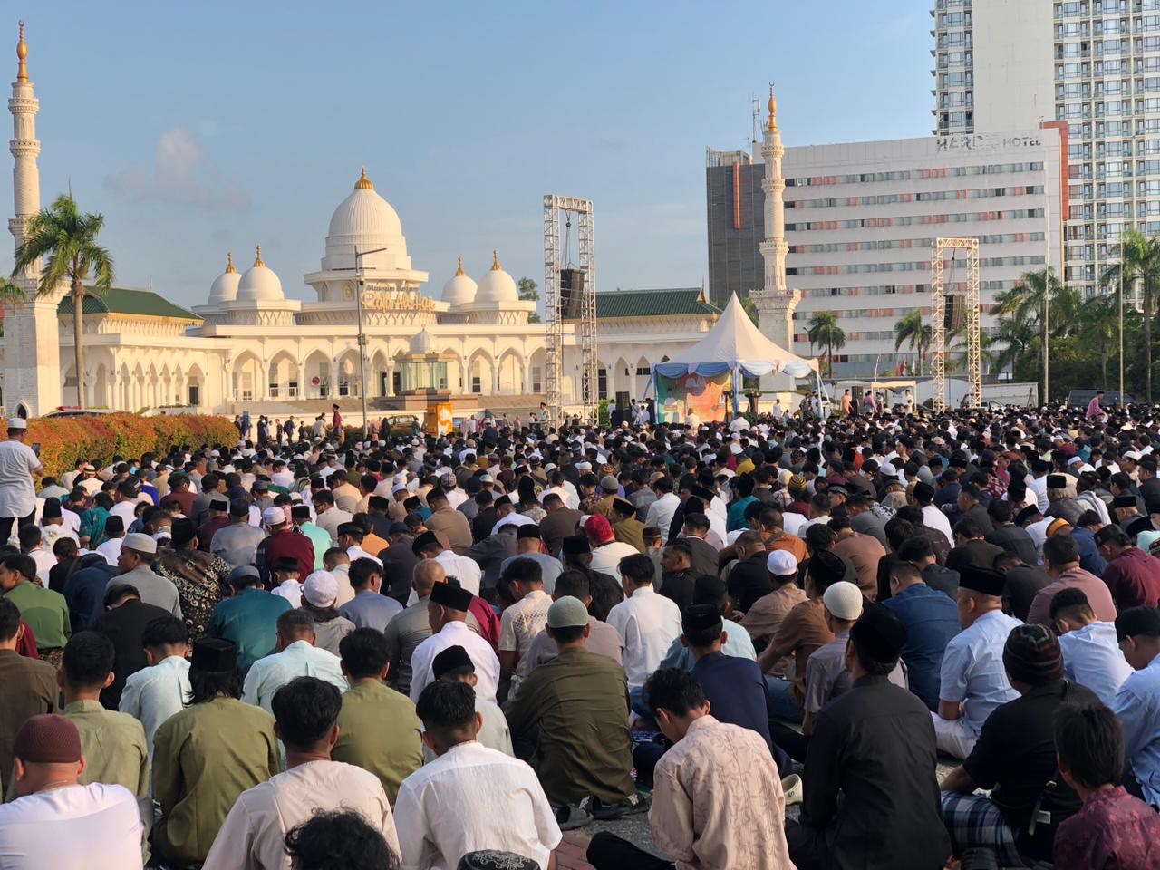 SUASANA salat Id pada perayaan Idulfitri di Engku Putri, Batam Center, Sabtu (21/3/2026). F Abdul Azis Maulana/Batam Pos
