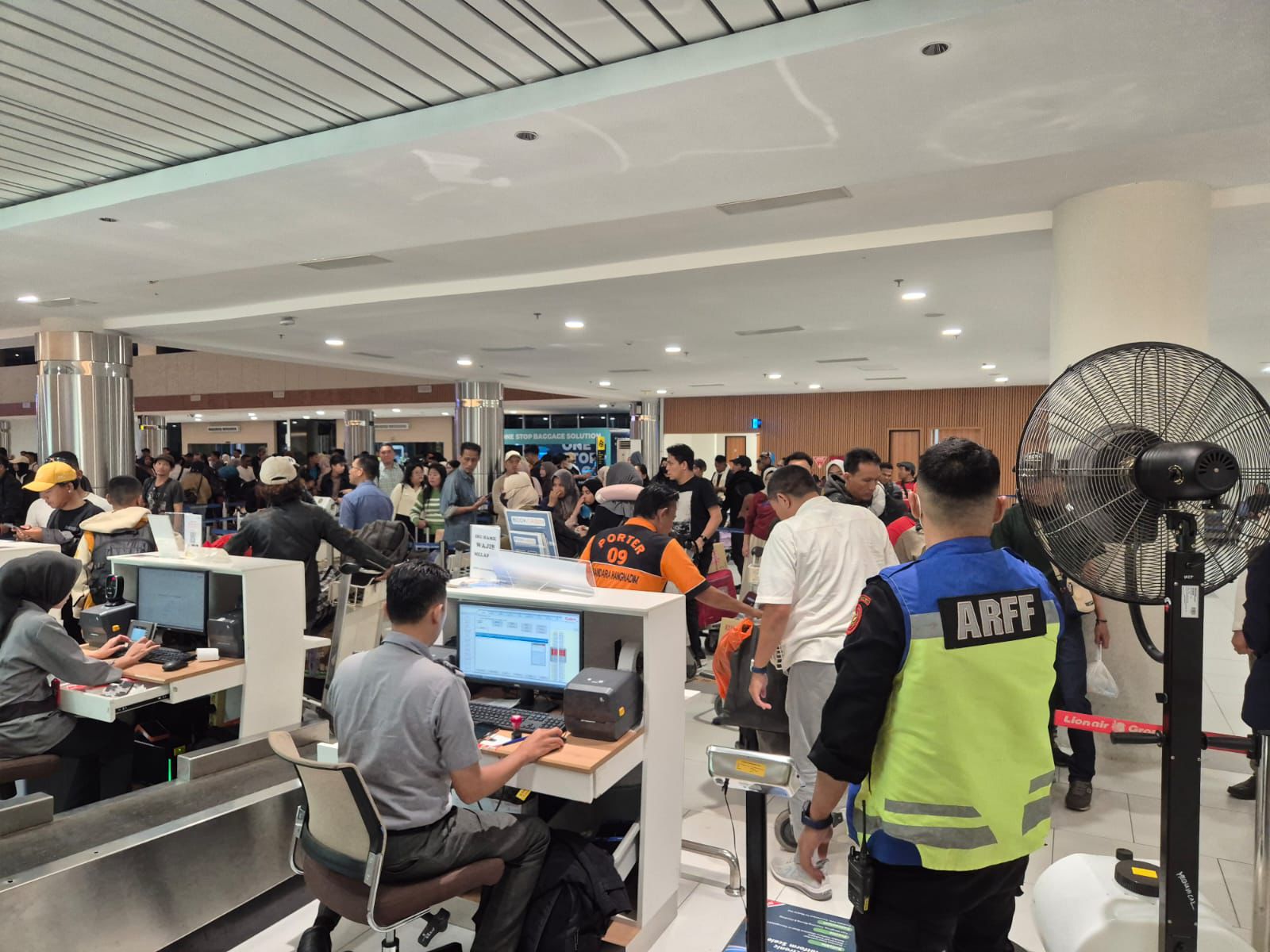 SUASANA bandara Hang Nadim Batam saat puncak arus mudik Lebaran, Jumat (20/3/2026). F Abdul Azis Maulana/Batam Pos