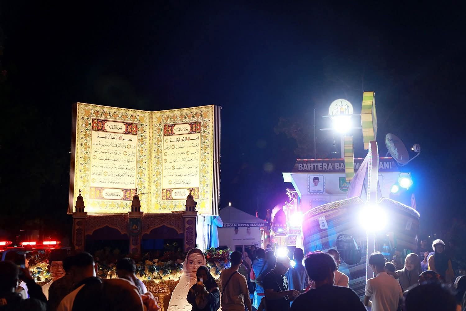 Penampakan mobil yang dihias menjadi Alquran raksasa dan kapal menjadi salah dua dari penampilan kreativitas warga dalam Pawai Takbir di Dataran Engku Putri, Jumat (20/3/2026) malam. F Azis Maulana