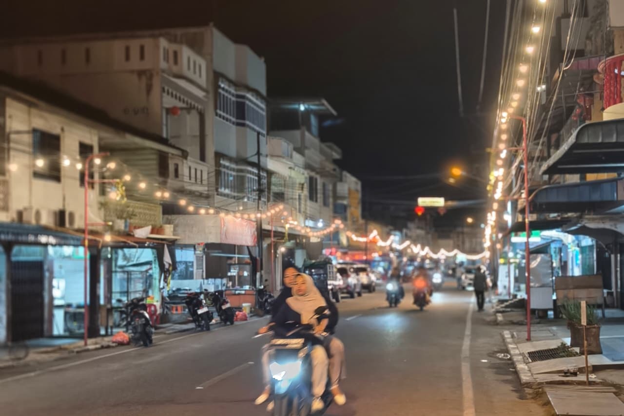 Suasana jalan A Yani Kota Meral yang dihiasi lampu pijar kanan dan kiri. f.TRI HARYONO/BATAMPOS