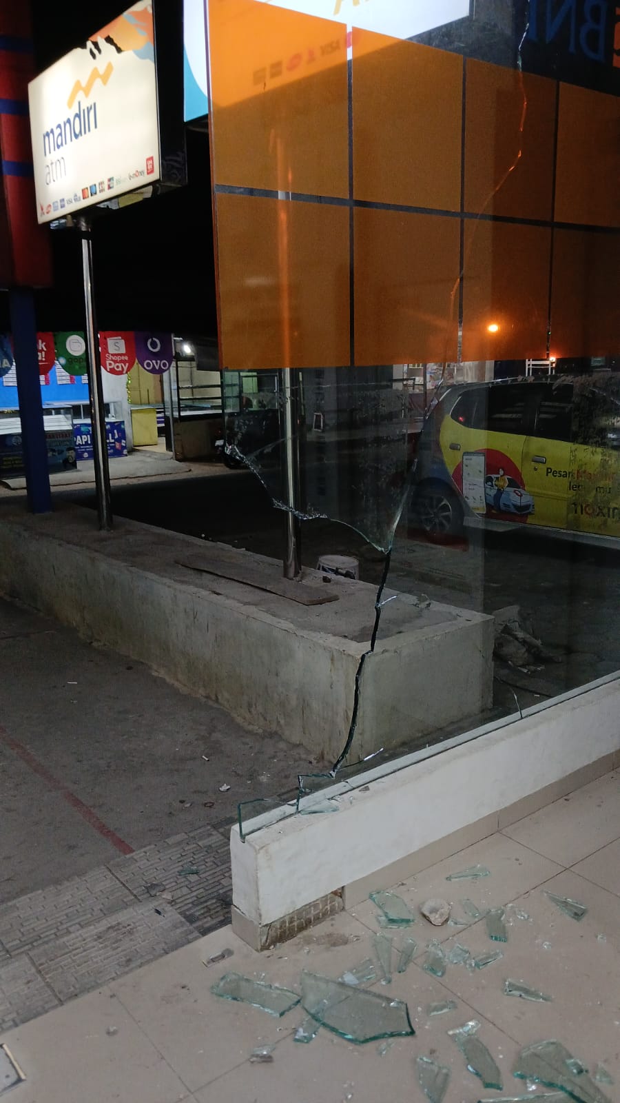 Anjungan Tunai Mandiri (ATM) center didekat mini market Asli Mart Teluk Air kacanya hancur dilempar batu orang tak dikenal.