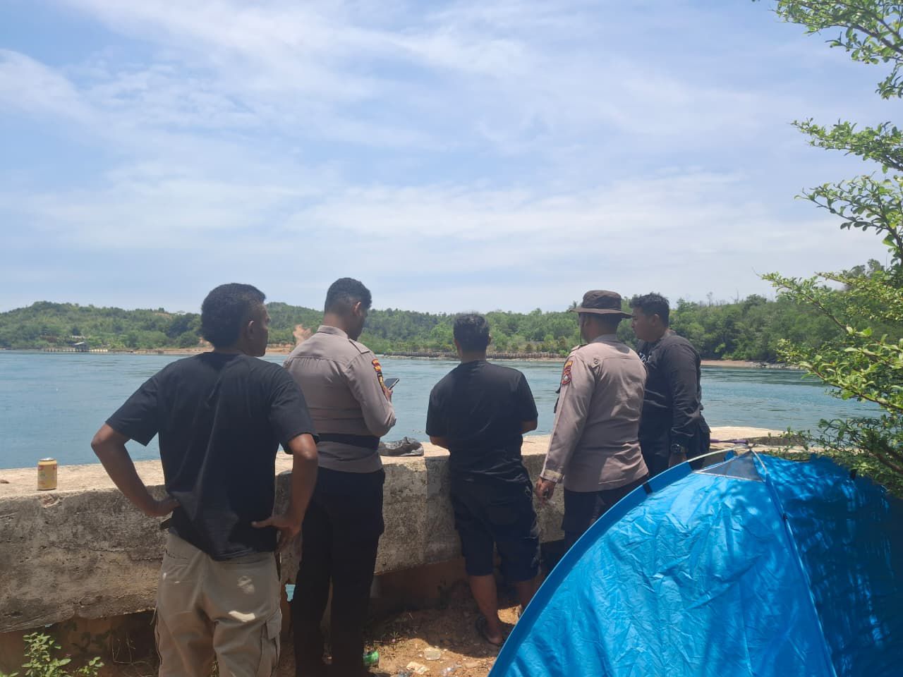 Personel Polsek Galang bersama warga turun ke lokasi di Jembatan 5 Barelang untuk melakukan pengecekan dan membantu proses pencarian korban, Senin (23/3).