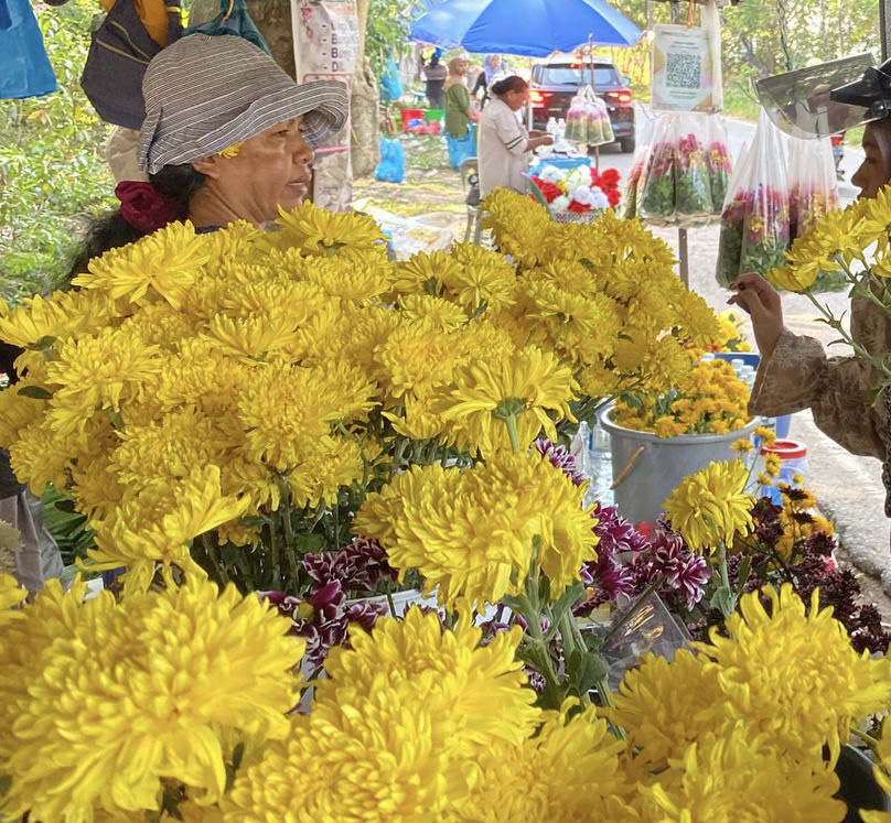 Penjual bunga menjajakan dagangannnya di sepanjang jalan masuk TPU Sei Temiang, Sekupang, Minggu (22/3). F Aziz Maulana/batam Pos