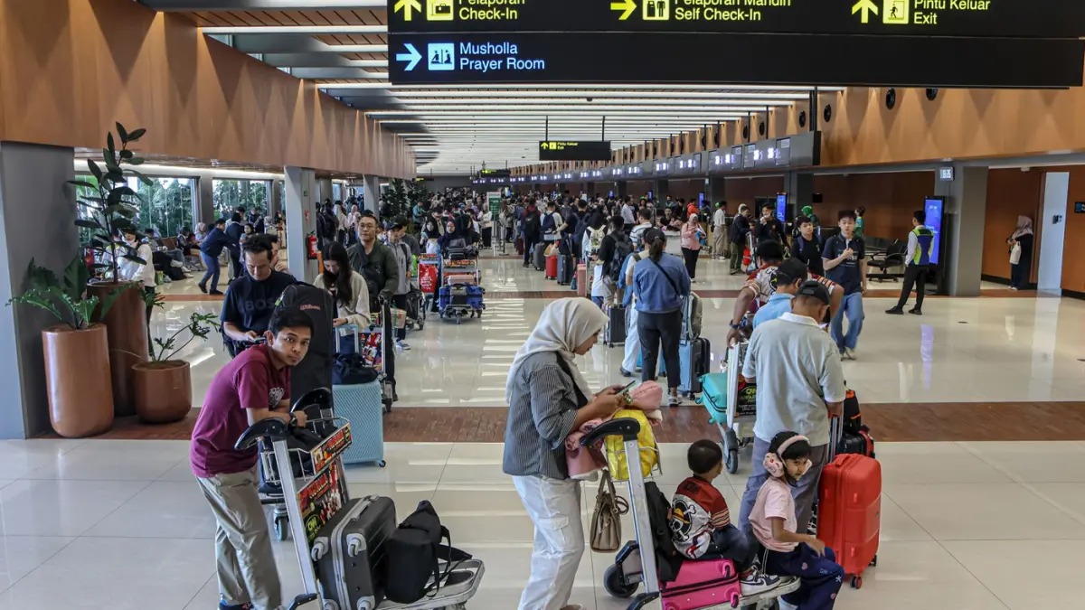 Suasana antrian calon penumpang pesawat arus mudik di Terminal 1, Bandara Soekarno Hatta, Tangerang, Banten. (Hanung Hambara/Jawa Pos)