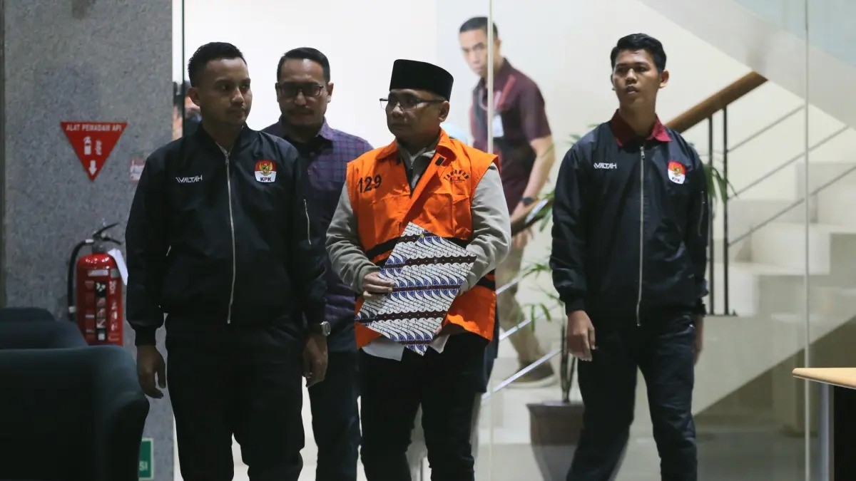 Tersangka kasus dugaan korupsi kuota haji dan penyelenggaraan ibadah haji Yaqut Cholil Qoumas mengenakan rompi tahanan usai menjalani pemeriksaan di Gedung Merah Putih KPK, Jakarta, Kamis (12/3/2026).