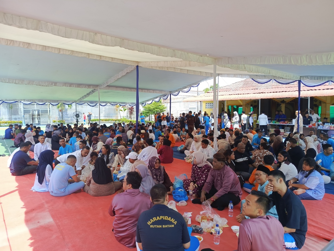 Warga binaan Rutan Batam makan bersama keluarga di momen hari raya Idul Fitri. Eusebius Sara