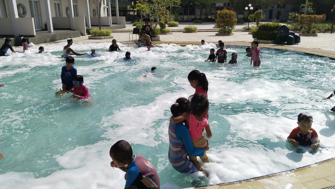 Momen liburan dimanfaatkan keluarga dengan mengajak anak-anak menikmati fasilitas kolam renang hotel. Foto Rengga