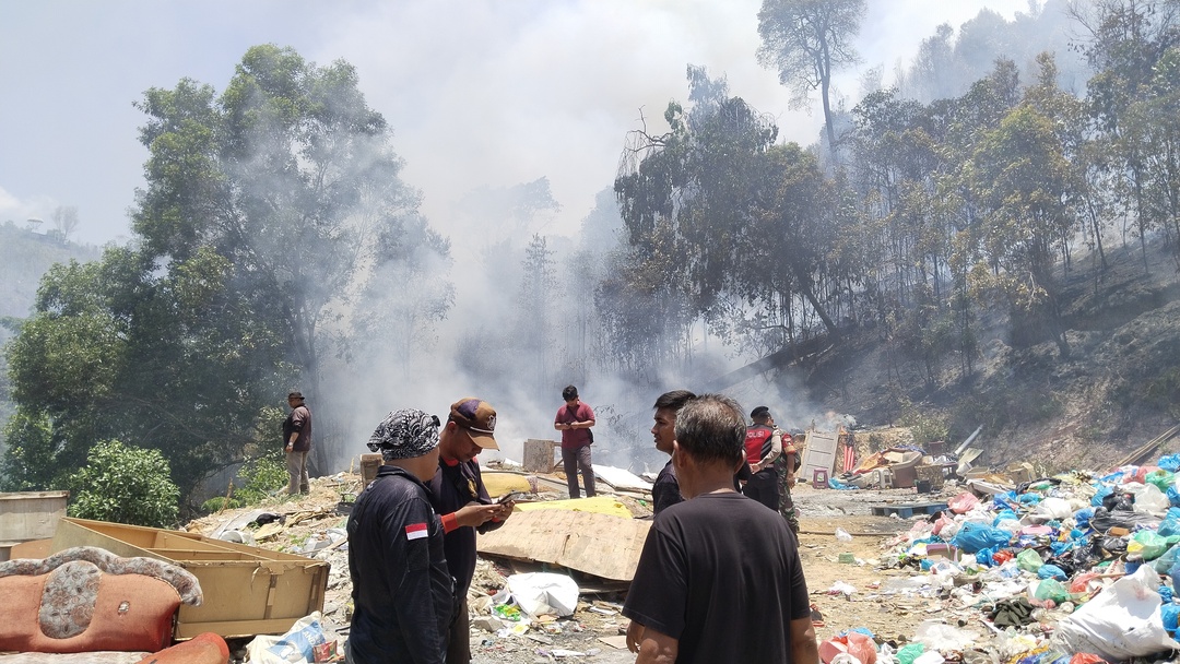 Kebakaran di kawasan Tempat Pembuangan Sampah Sementara (TPS) Tanjung Riau, Selasa (24/3) siang. F.Rengga Yuliandra