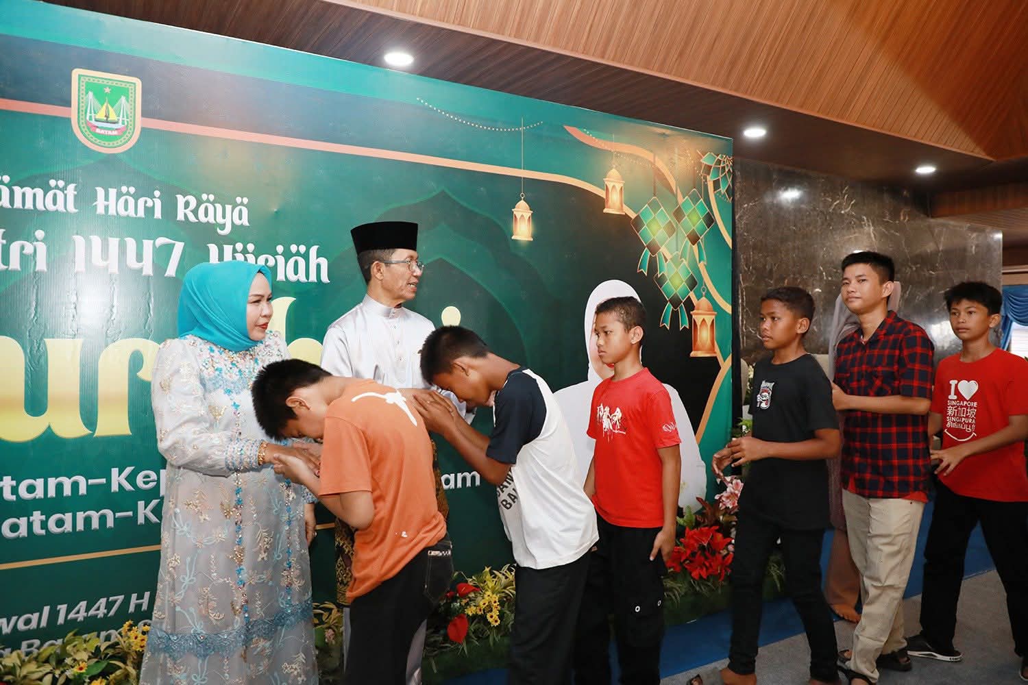 Anak-anak pun ikut menghadiri open house Wali Kota Batam sekaligus Kepala BP Batam, Amsakar Achmad di Wisma BP Batam.