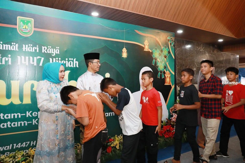 Sejulah anak-anak ikut menghadiri open house Wali Kota Batam sekaligus Kepala BP Batam, Amsakar Achmad di Wisma BP Batam, Sekupang, Sabtu (21/3).