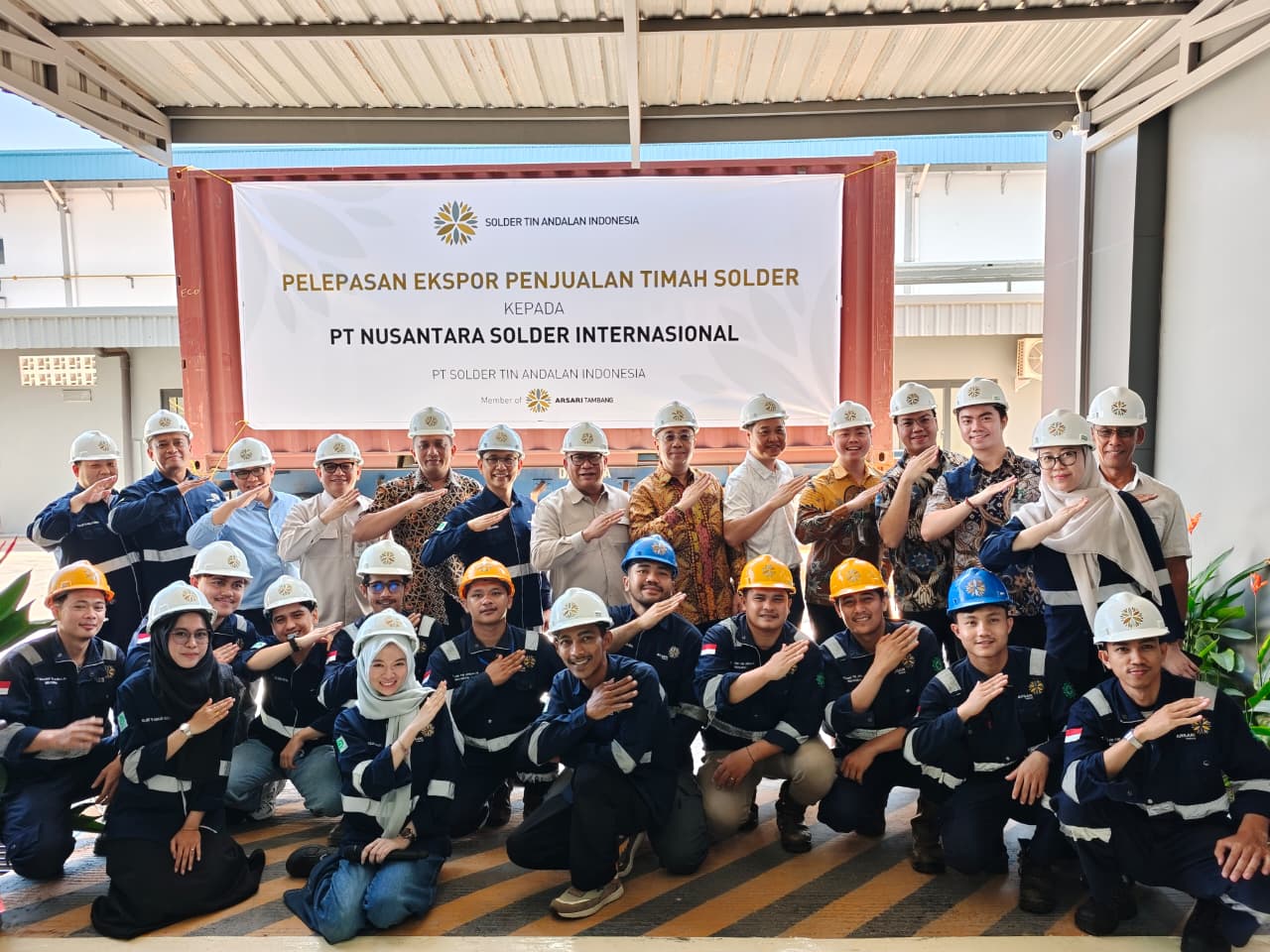 Pelepasan ekspor produk timah solder oleh PT Solder Tin Andalan Indonesia di Kawasan Industri Tunas Prima, Kamis (12/3).