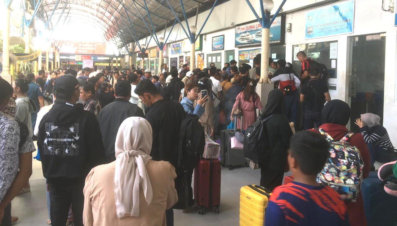 Suasana Pelabuhan Domestik Tanjungbalai Karimun padat penumpang yang akan berangkat tujuan Batam. 