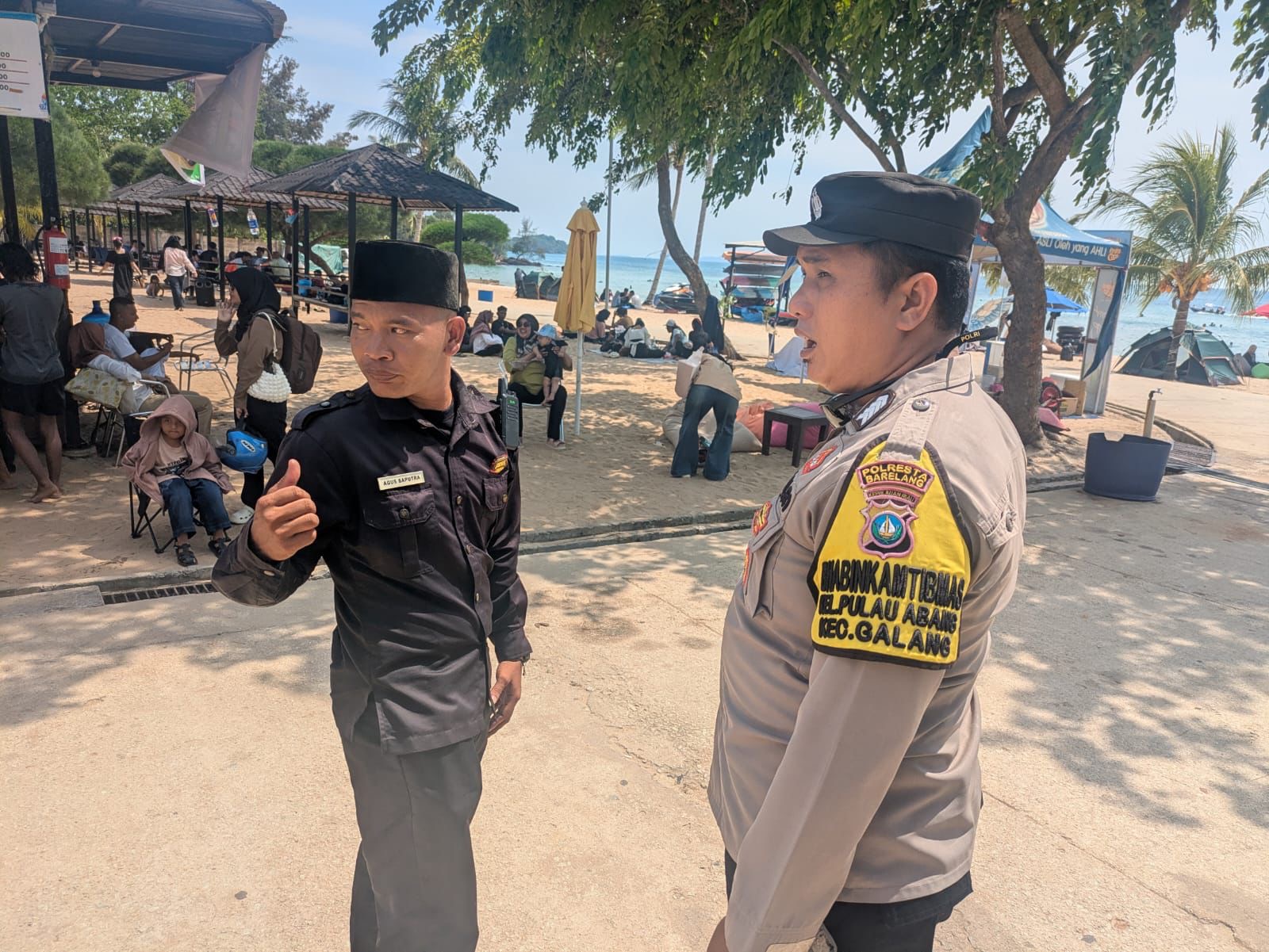  Personel Poslek Galang melakukan pengamanan di lokasi wisata. F.Hendrizal untuk Batam Pos