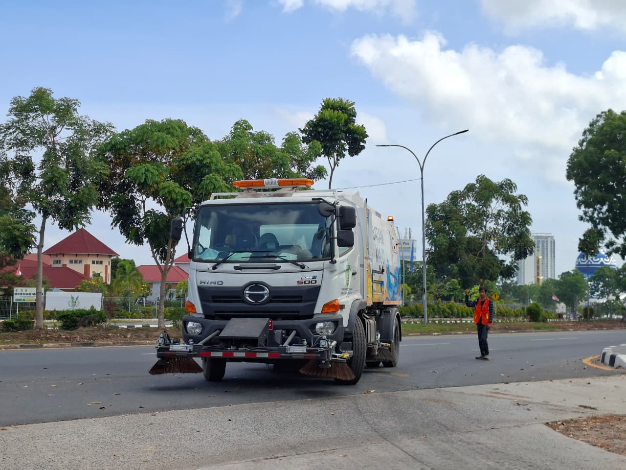 Dua unit sweeper truck milik Dinas Lingkungan Hidup (DLH) Kota Batam saat beroperasi membersihkan debu dan kotoran di kawasan perkotaan, Selasa (24/3). Foto: M. Sya&rsquo;ban / Batam Pos