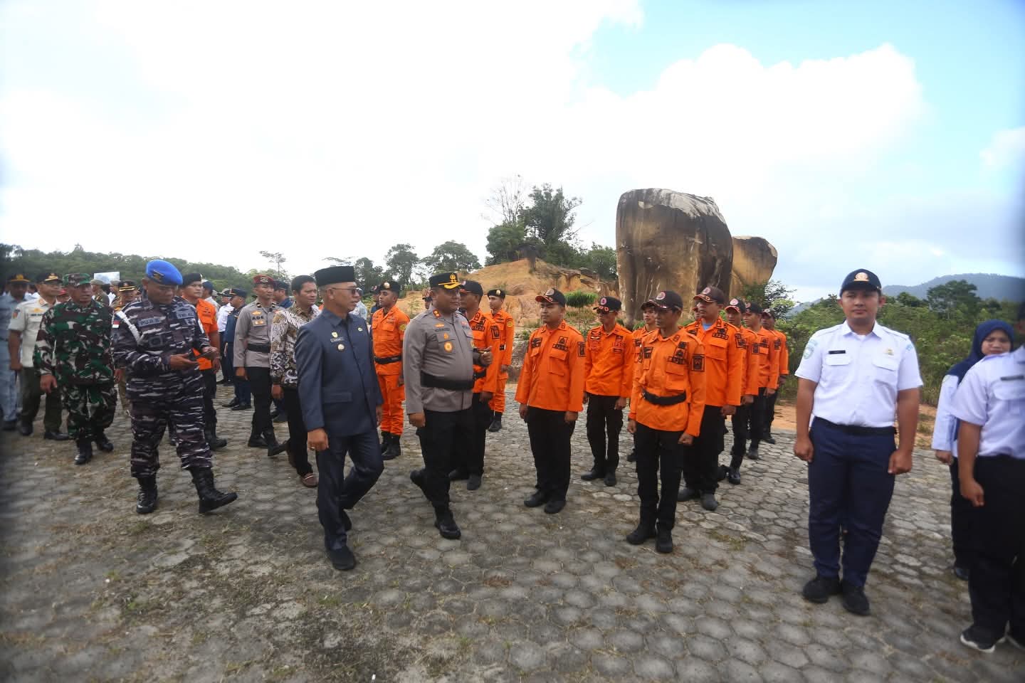 Bupati Kepulauan Anambas, Aneng didampingi Forkopimda mengecek langsung kehadiran pegawai pada apel perdana usai libur lebaran. F Ihsan Imaduddin/Batam Pos