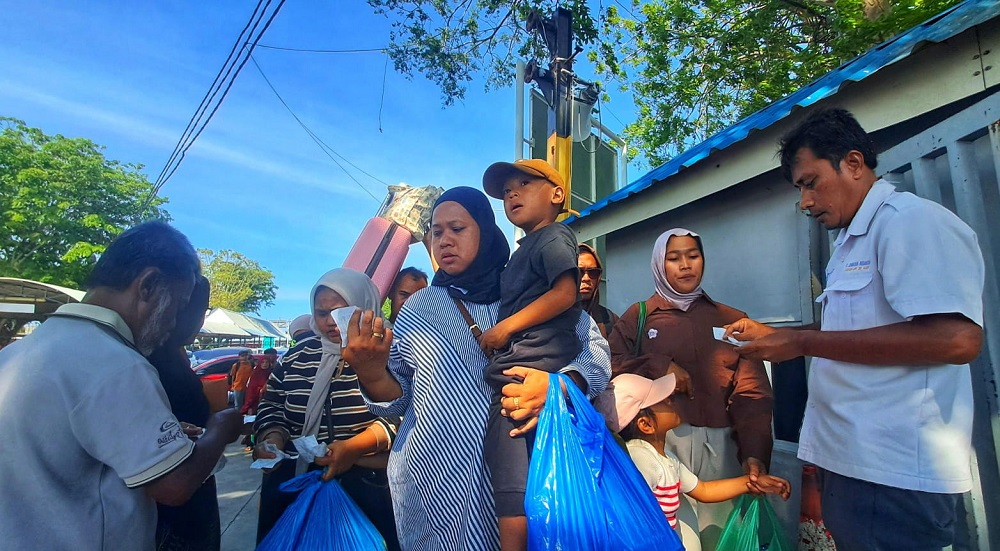 Para pengguna jasa saat menuju ke dermaga kapal Roro di Pelabuhan ASDP Tanjunguban, Selasa (24/3/2026). F. Slamet Nofasusanto/Batam Pos