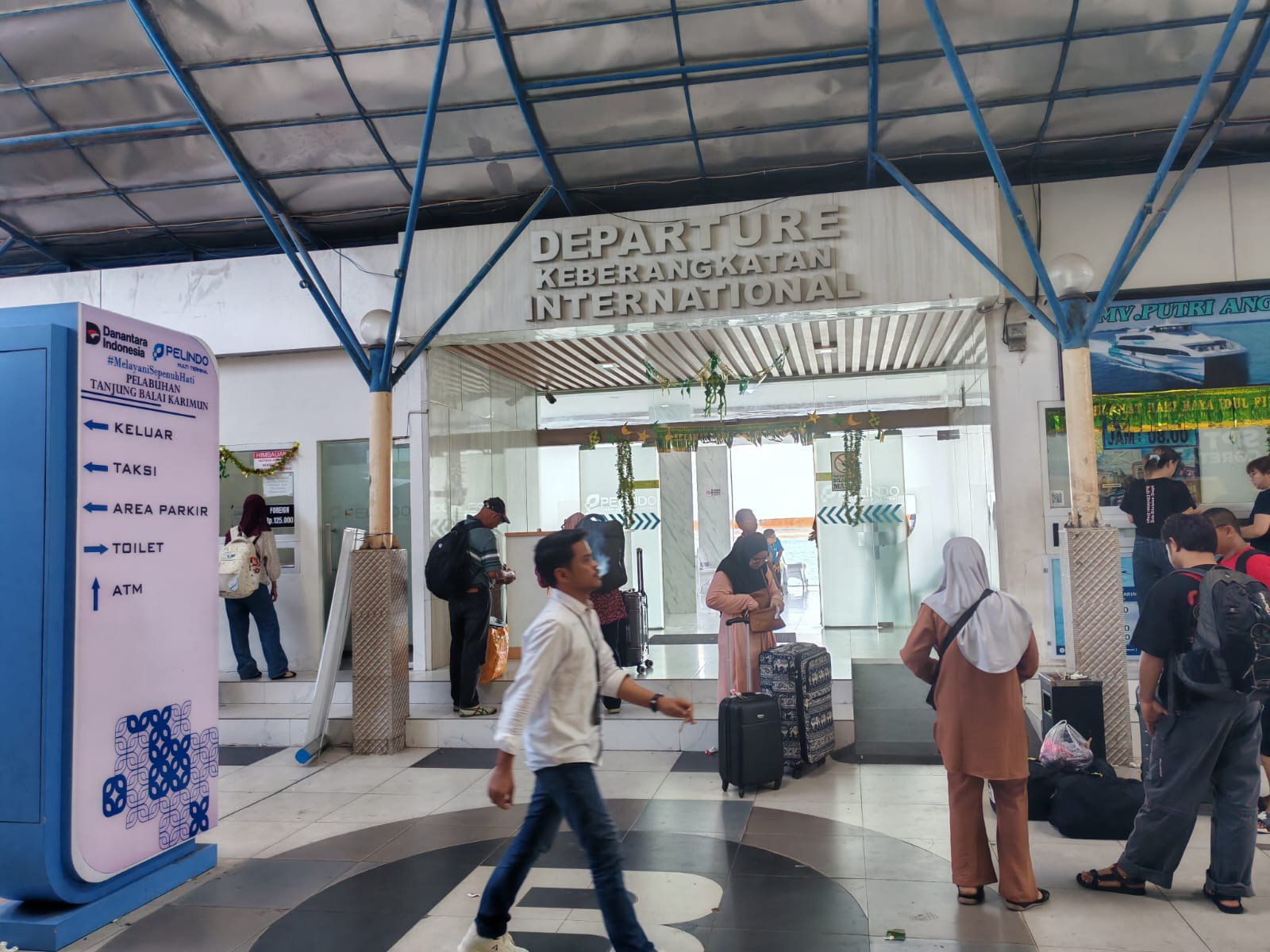Calon penumpang tujuan ke luar negeri, khususnya ke Malaysia belum terlihat ada lonjakan arus balik di Pelabuhan Internasional Tanjungbalai Karimun, Rabu (25/3/2026). F Sandi Pramosinto/Batam Pos