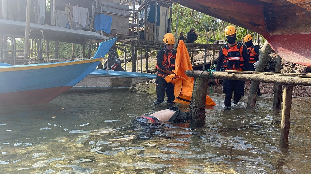 Tim SAR gabungan mengevakuasi jasad korban yang ditemukan di perairan sekitar Jembatan 5 Barelang, Batam, Rabu (25/3). F. Istimewa