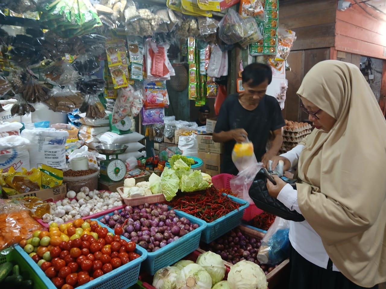 Pedagang di Pasar Tarempa melayani pembeli. Usai lebaran, harga baham pokok mulai merangkak naik. F Ihsan Imaduddin/Batam Pos