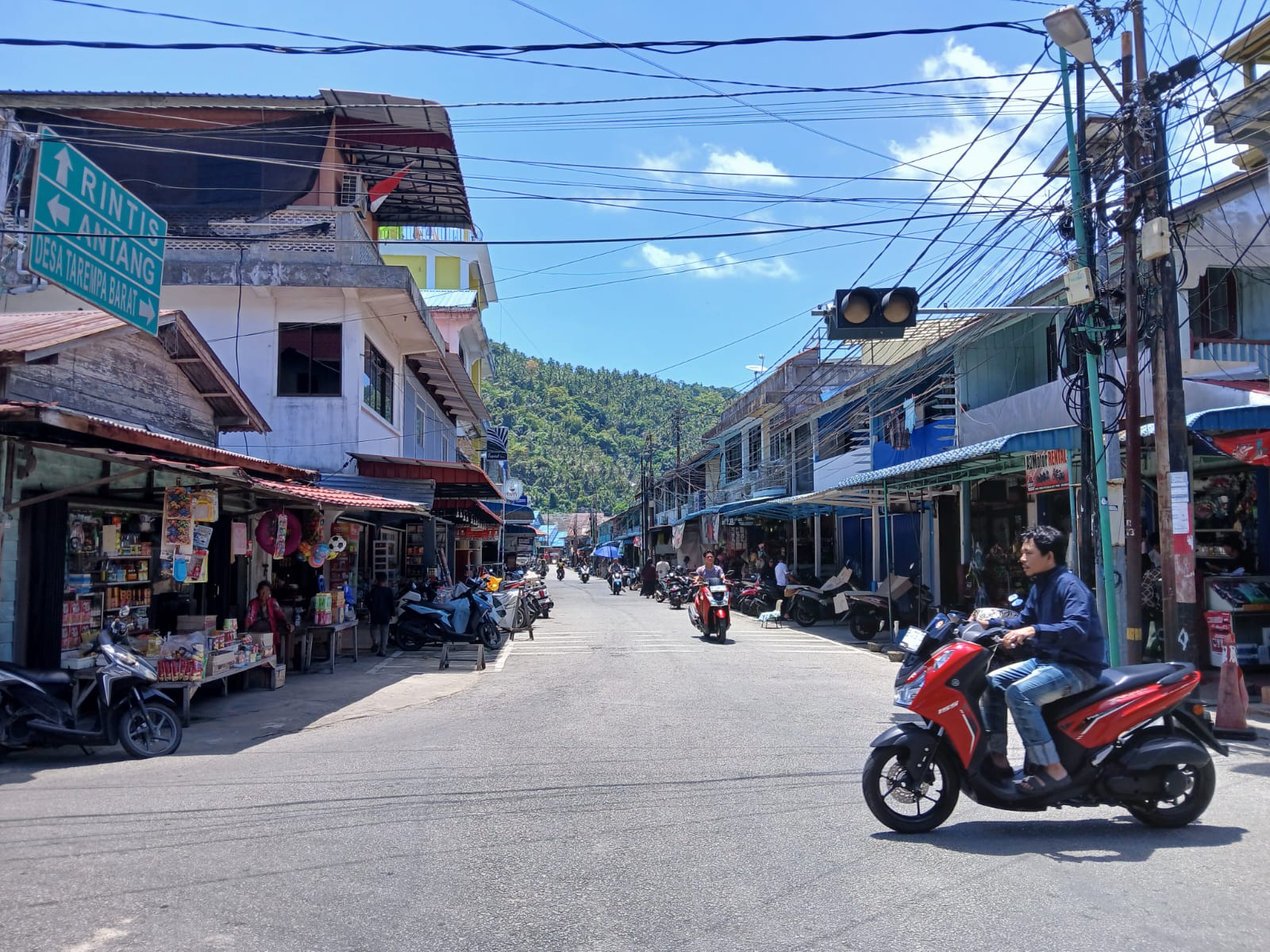 Suasana Pasar Tarempa sudah mulai terlihat aktifitas ekonomi, sejumlah toko kembali buka pasca libur lebaran. F Ihsan Imaduddin/Batam Pos