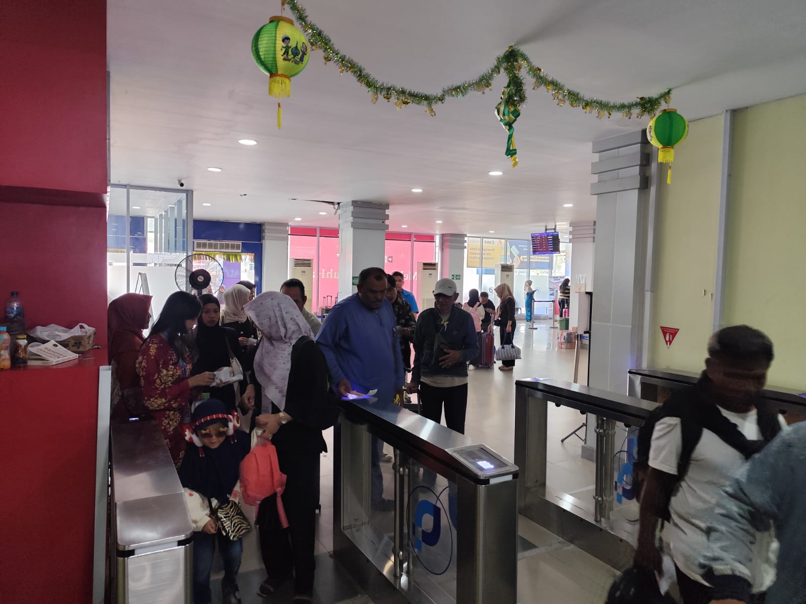 Kondisi penumpang di Pelabuhan Sri Bintan Pura (SBP) Tanjungpinang, Rabu (25/3). F. Mohamad Ismail/Batam Pos