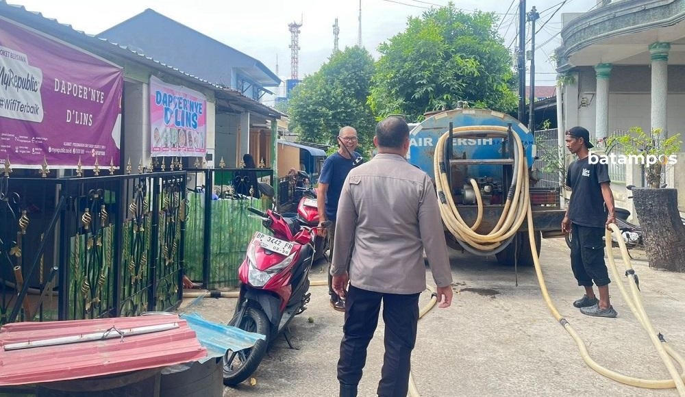 Pendistribusian air di Tanjung Sengkuang menggunakan truk tangki untuk mengatasi suplai air di kawasan tersebut. F. Istimewa