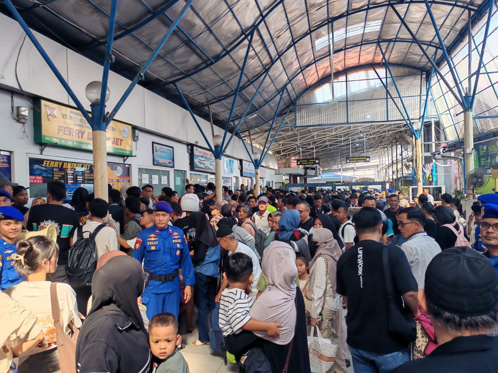 Arus balik H+4 hari Raya Idulfitri 1447 Hijriah terlihat mulai ramai di Pelabuhan Domestik&nbsp;Tanjungbalai Karimun. Kepadatannya sampai menutup koridor jalan keluar dan masuk. F Sandi Pramosinto/BP