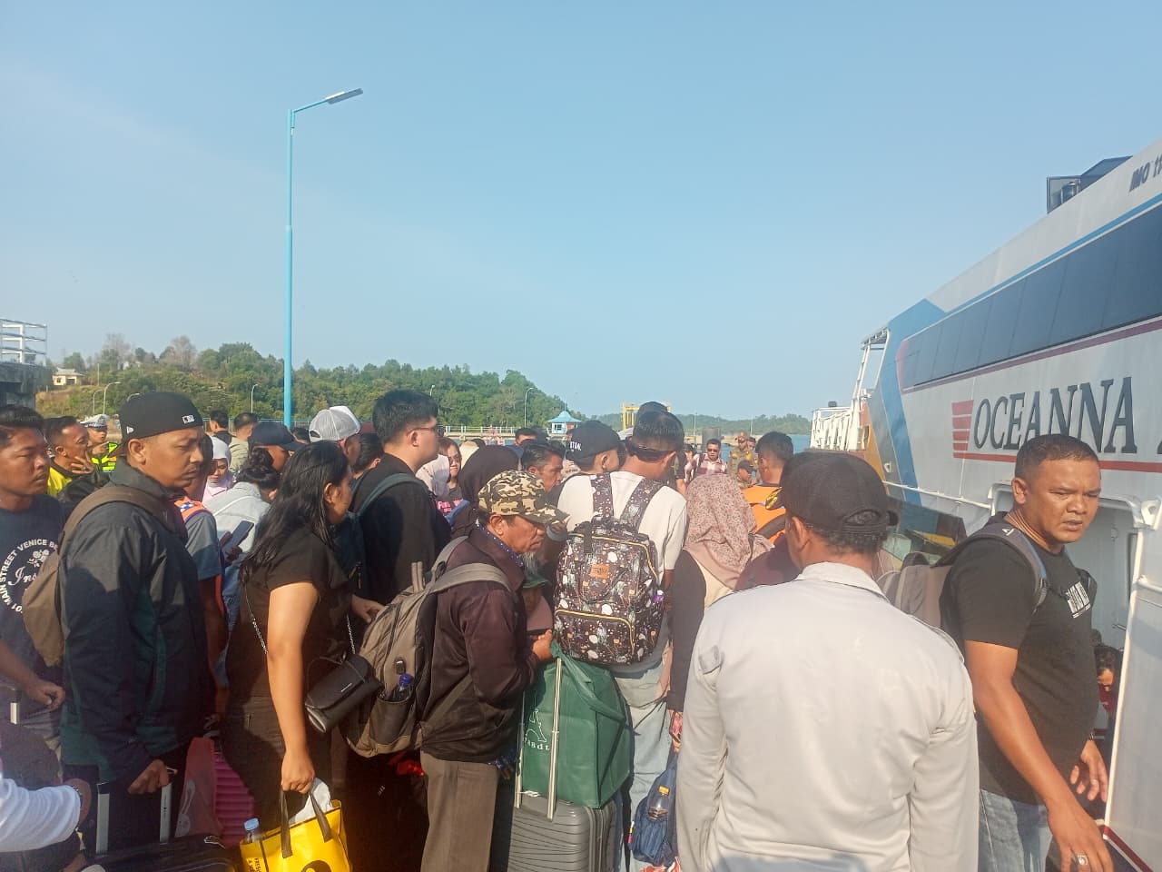 Penumpang memadati area pelabuhan Jagoh, Kabupaten Lingga, Selasa (24/3). F. Vatawari/BATAM POS
