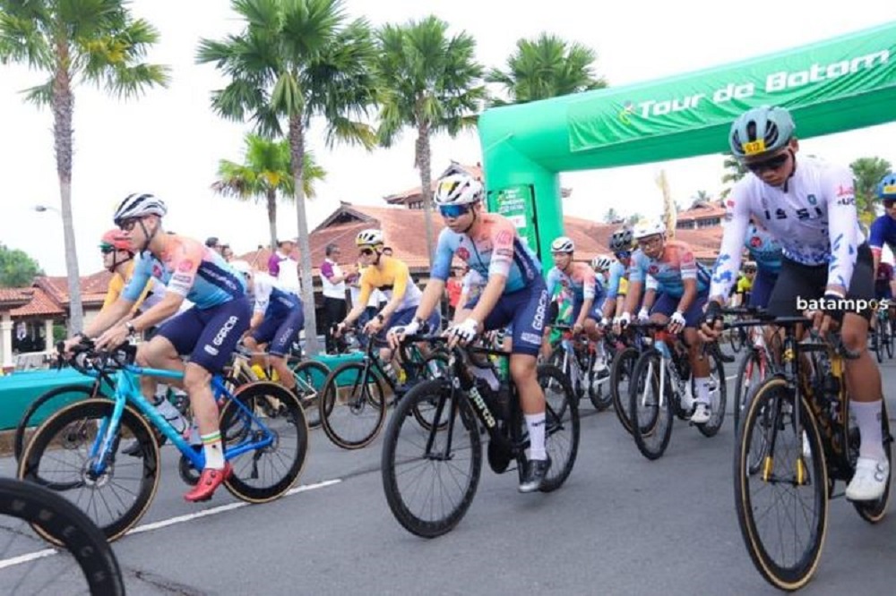 Peserta Tour de Batam saat star di Bundaran Nuvasa Bay, Nongsa, beberapa waktu lalu. F. Dok. Batam Pos