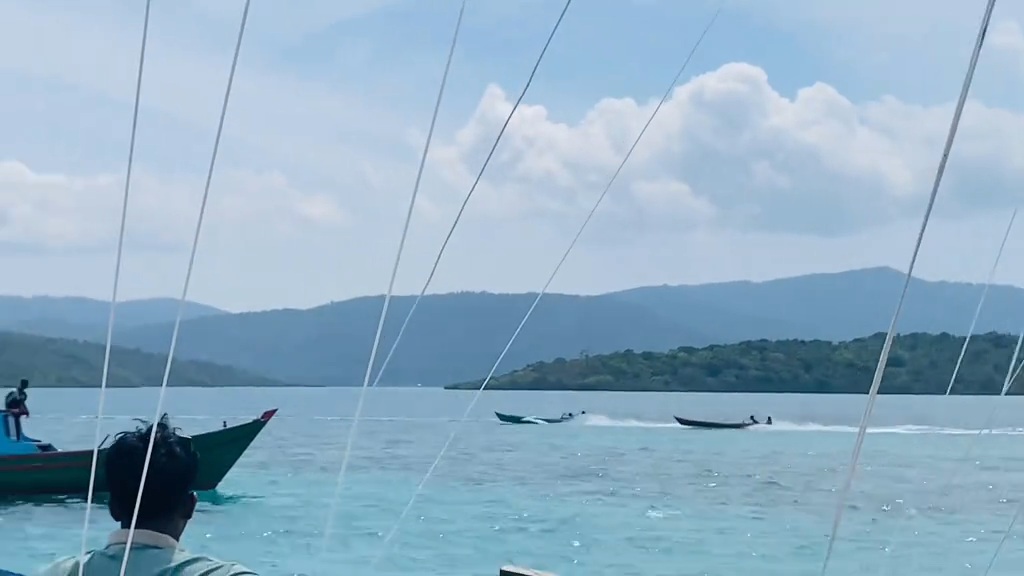 Dua unit pompong tengah berpacu di perairan Pulau Temawan, Siantan Selatan. F Ihsan Imaduddin/Batam Pos
