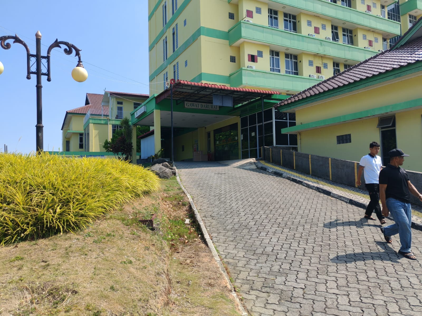 SUASANA pekarangan IGD RSUD Muhammad Sani siaga 24 jam dan tetap melayani masyarakat yang membutuhkan pelayanan kesehatan.F Sandi Pramosinto/Batam Pos