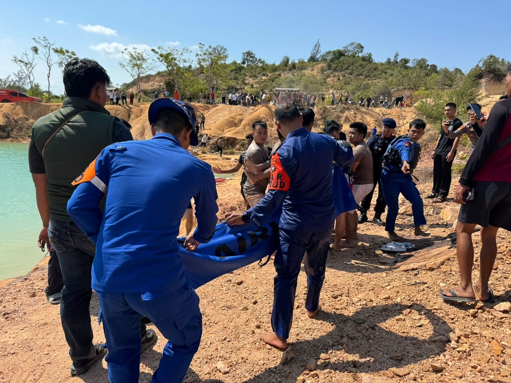 Tim gabungan mengevakuasi jasad remaja yang tenggelam di Danau Biru Nongsa, Batam, Rabu (25/3). F. Istimewa