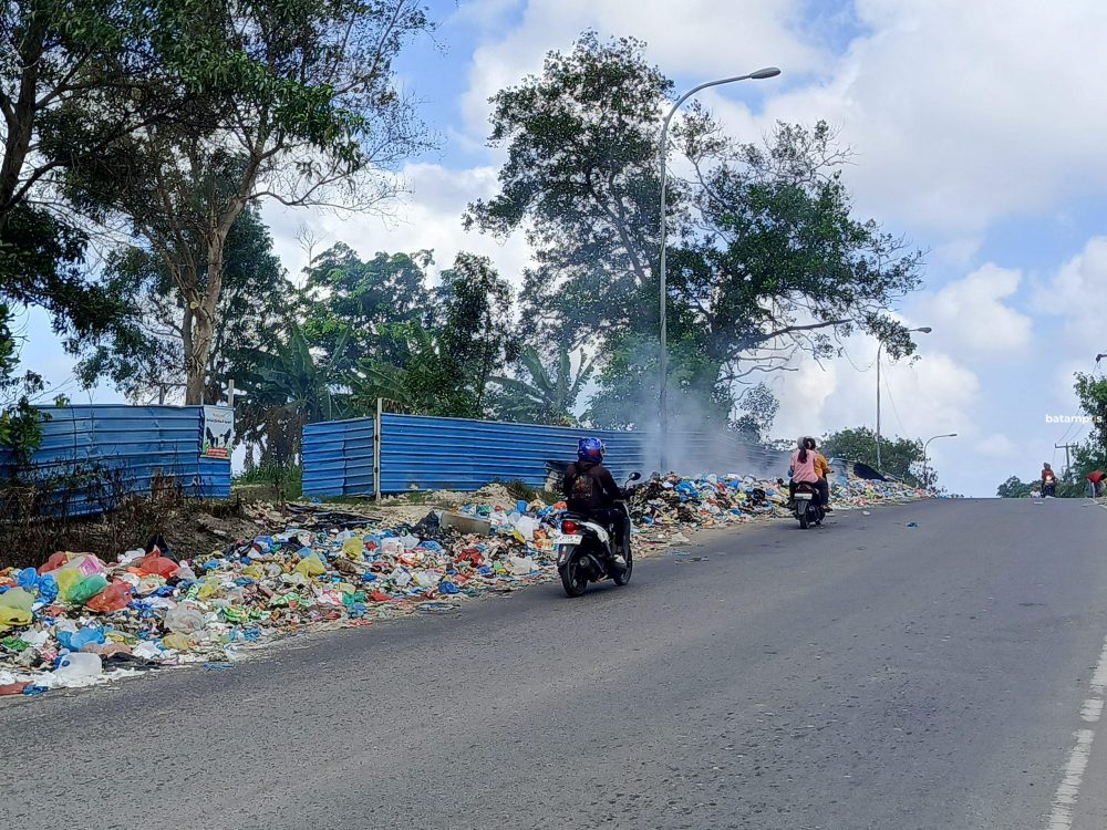 Sampah di pinggir jalan Seibinti Sagulung. 