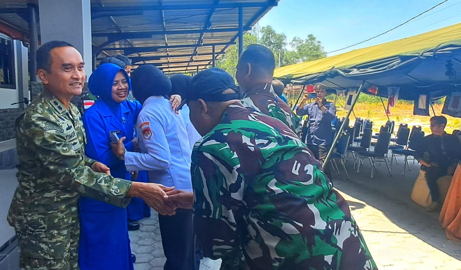 Komandan Lanal Bintan, Letkol Laut (P) Wityuda Timortimur Suratmono bersalaman dalam acara halalbihalal bersama prajurit TNI AL dan insan pers di Mako Lanal Bintan di Tanjunguban.