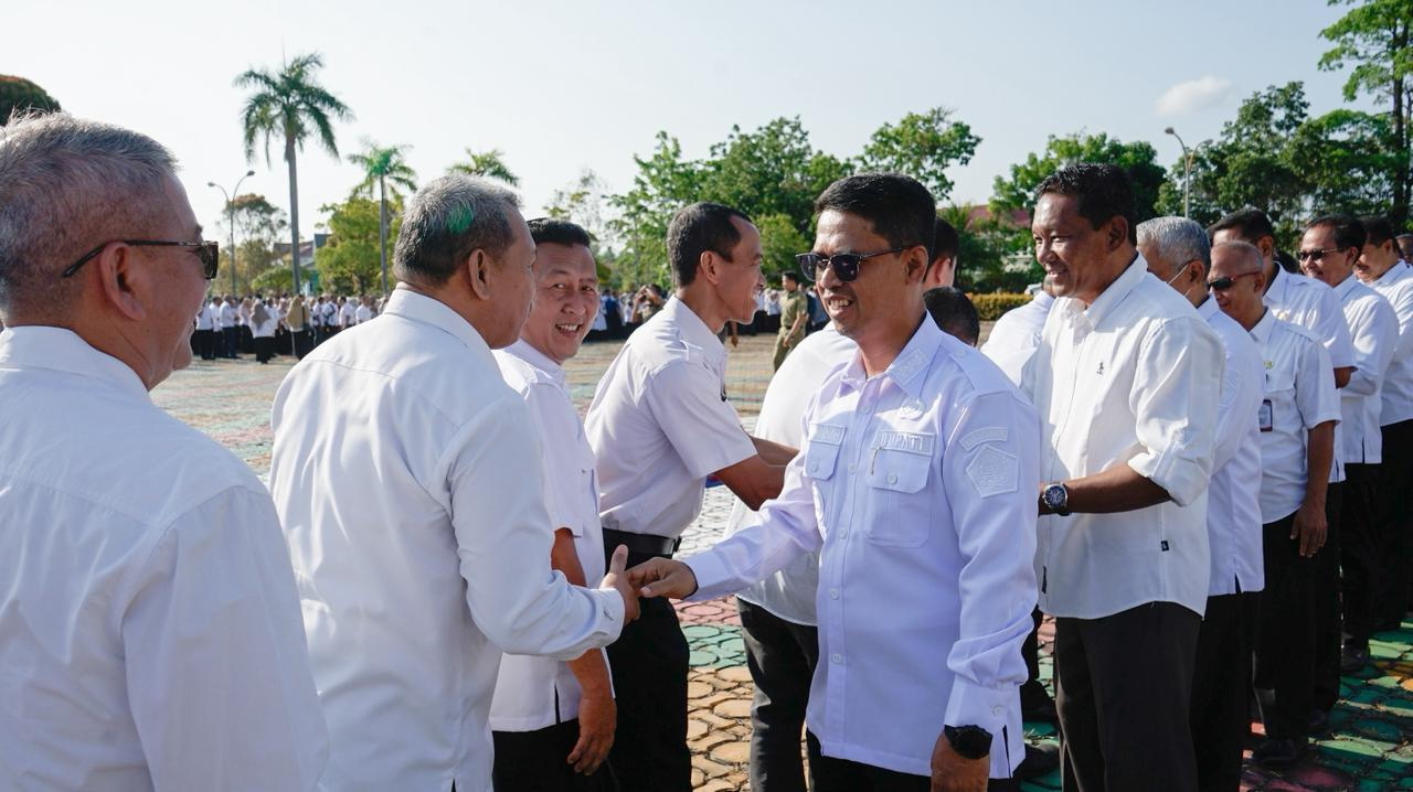 Bupati Karimun bersama Sekda dan pejabat eselon dua bersalaman dengan para ASN usai apel bersama libur pasca lebaran Idulfitri 11447 H/ 2026. F Sandi Pramosinto/Batam Pos
