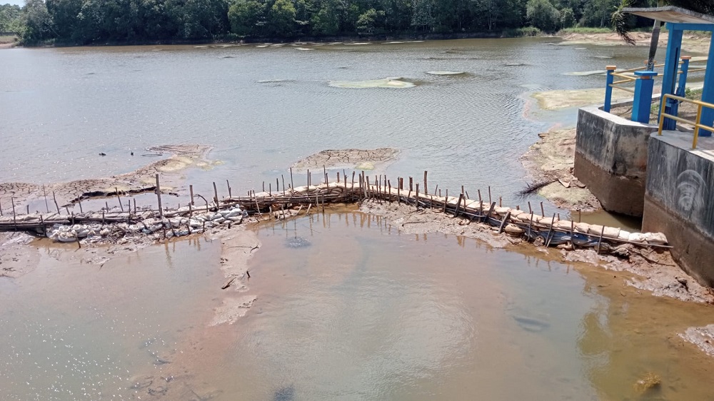 Kondisi ketinggian air di Waduk Gesek Bintan tinggal 30 centimeter akibat musim kemarau, Selasa (24/3). F. PDAM Tirta Kepri untuk Batam Pos