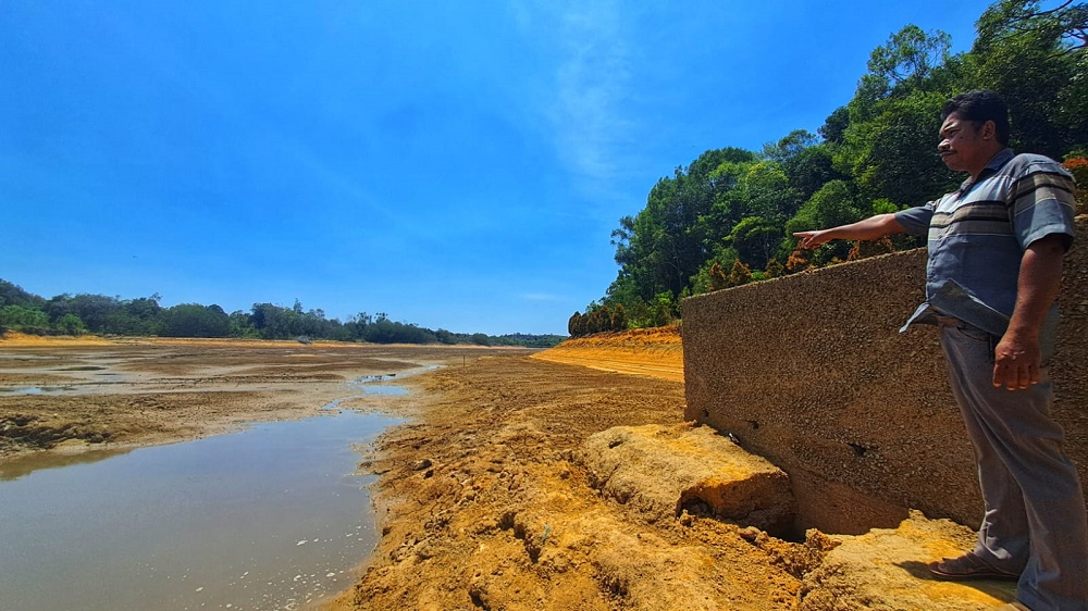 Penampakan Waduk Sei Jago di Desa Lancang Kuning, Kecamatan Bintan Utara mengering, Selasa (24/3/2026). F. Slamet Nofasusanto/Batam Pos