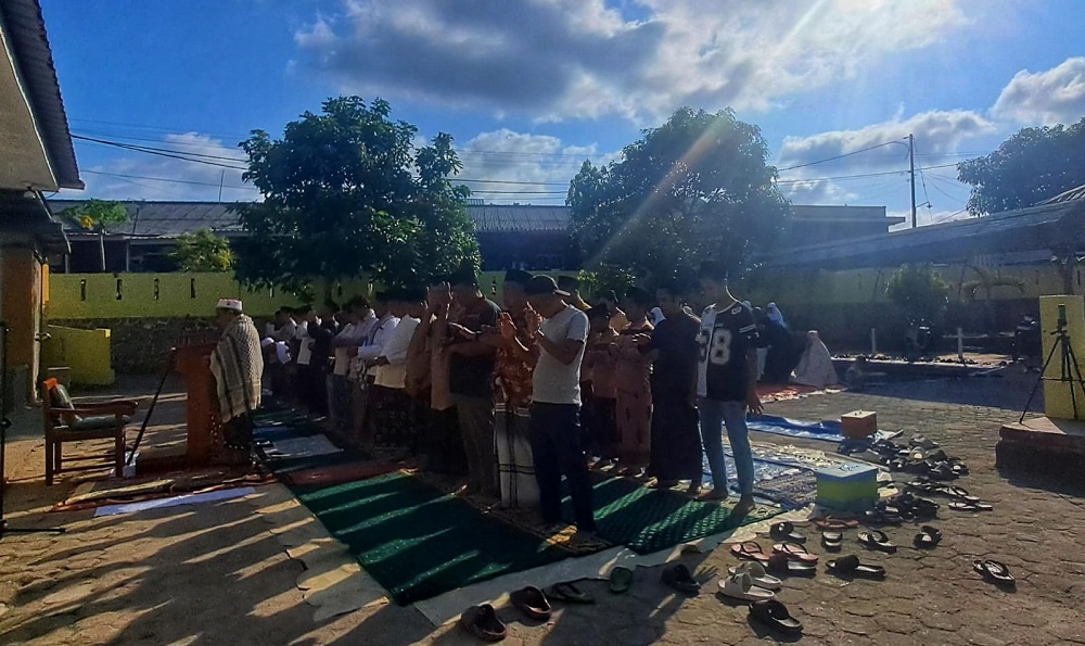 Warga Perumahan Telaga Surya Regency melaksanakan salat istisqa di pelataran Masjid Al Amin, pada Rabu (25/3/2026) sekitar pukul 08.00 WIB. F. Slamet Nofasusanto/Batam Pos