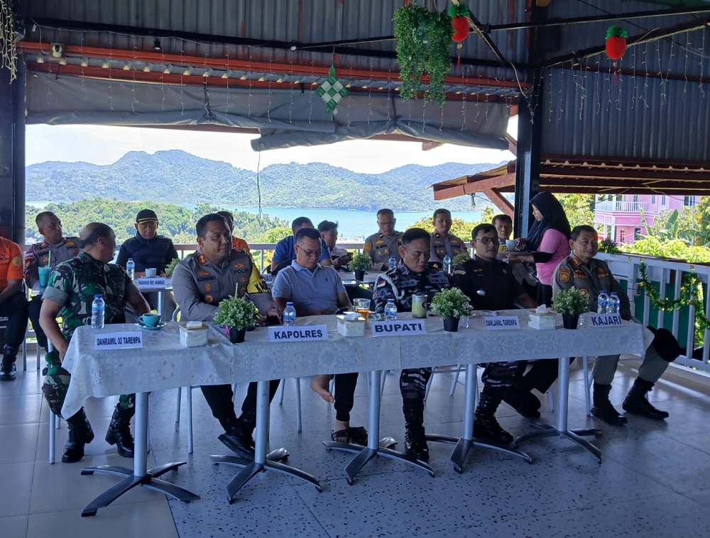 Kapolres Kepulauan Anambas, AKBP I Gusti Ngurah Agung Budianaloka bersama Bupati, Aneng memaparkan pengamanan arus balik dan objek wisata. F. Ihsan Imaduddin/Batam Pos