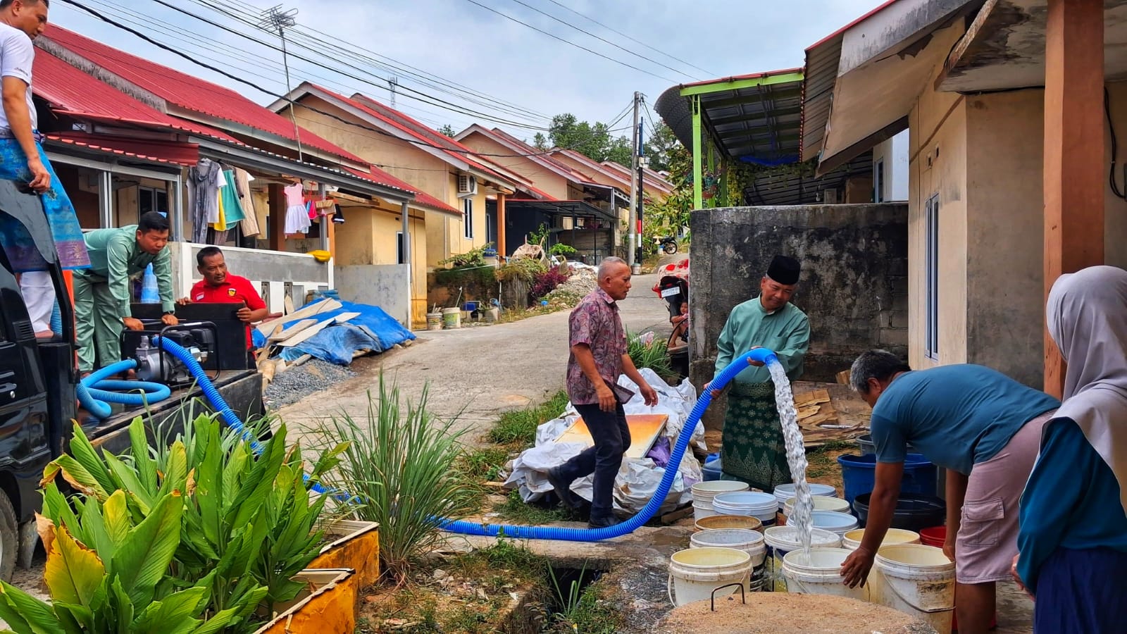 Kadis Perikanan Bintan, Fachrimsyah turun langsung menyalurkan air bersih ke warga yang terdampak kekeringan, Kamis (26/3/2026). F.Zoko untuk Batam Pos