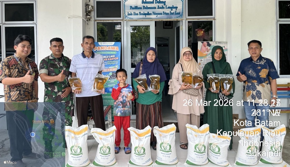 Bulog Batam salurkan bantuan pangan di Kecamatan Batam Kota, Kamis (26/3). F. Istimewa