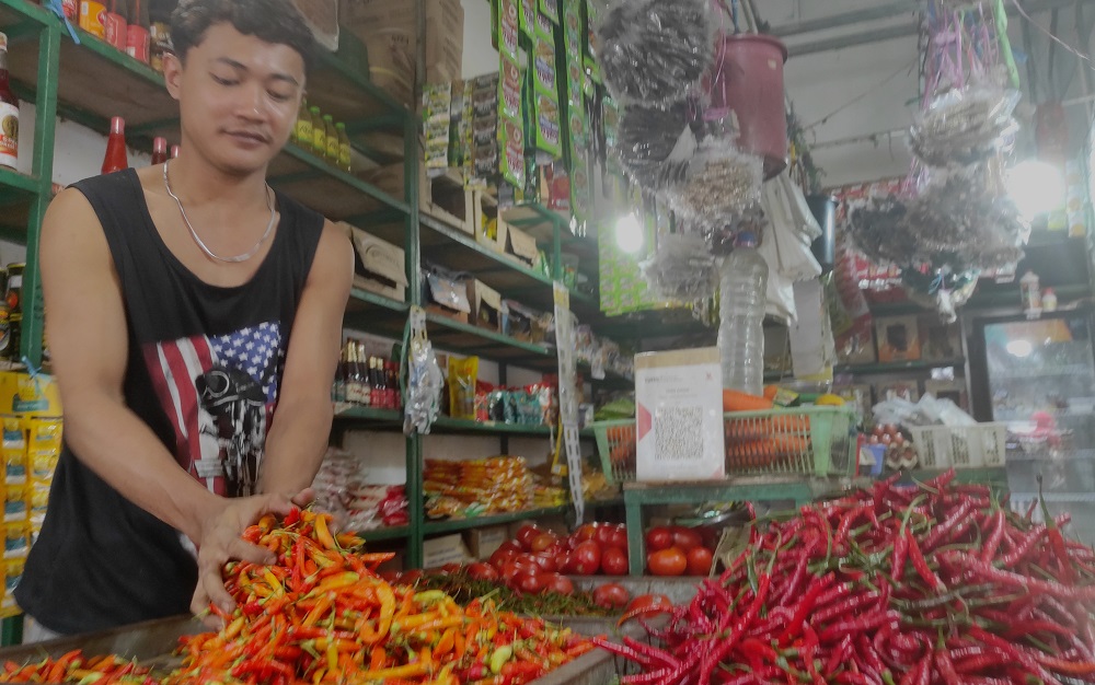 Seorang pedagang Pasar Botania, Batam Center, merapikan cabai yang siap dijualnya, Rabu (25/3). Harga cabai setan masih tinggi hingga tembus Rp100 ribu per kilogram. F. Cecep Mulyana/Batam Pos