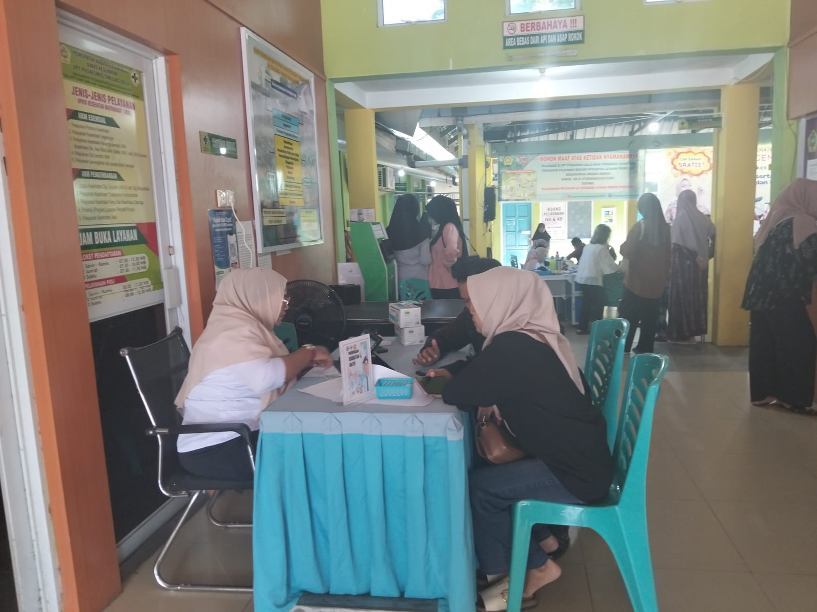Warga sedang antre di UPT Puskesmas Tanjungbalai Karimun untuk memeriksakan kesehatan di Tengah kondisi Cuaca Panas, Kamis (26/3/2026)