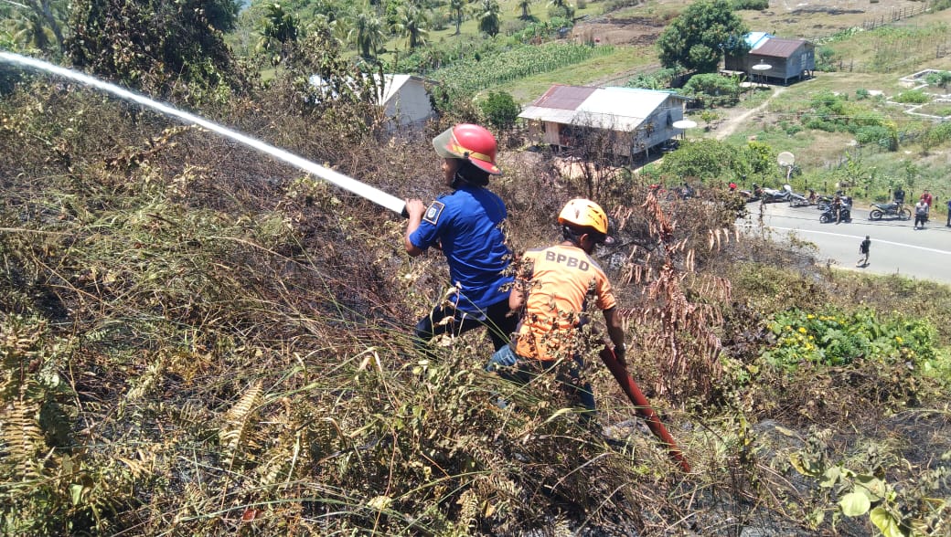 Petugas dan warga memadamkan api dilahan 1.000 meter yang dipicu dari bakar sampah. F Damkar Anambas untuk Batam Pos