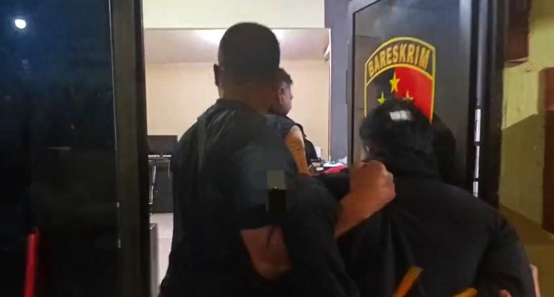Pelaku digiring ke ruangan reskrim di Polsek Bintan Timur setelah diamankan warga dan polisi. F.Polsek Bintan Timur untuk Batam Pos